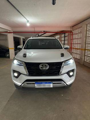 TOYOTA HILUX SW4 2.8 D-4D TURBO DIESEL SRX 7L 4X4 AUTOMÁTICO TOYOTA HILUX SW4 2.8 D-4D TURBO DIESEL SRX 7L 4X4 AUTOMÁTICO
